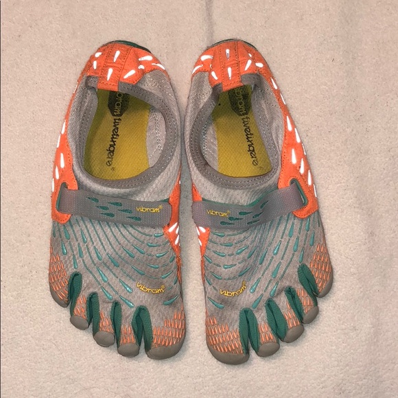 water shoes with toes women's